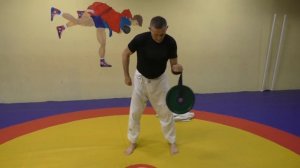 Как сделать сильными и рабочими кисти рук при помощи пояса и блинчика от штанги.