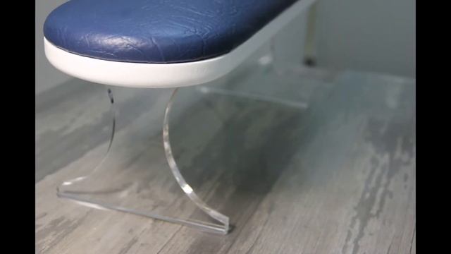 Маникюрная подставка для рук из натурального дерева.