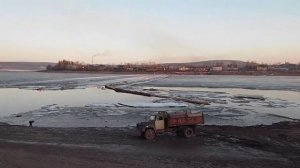 Река Лена, г.Киренск. Сорвало мостки, люди перебираются.