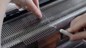 Закрытие петель на вязальной машине петлеуловителем через колок