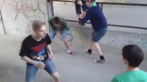 Парень получил по яйцам.