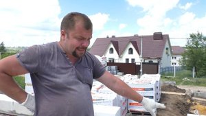 Укладка первого ряда газоблоков