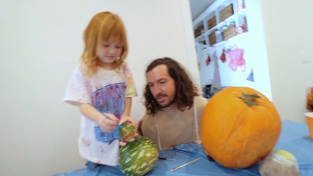 How to PAINT PUMPKiNS!!  Mom Hands Finger Painting and Learning Colors with Niko! family challeng