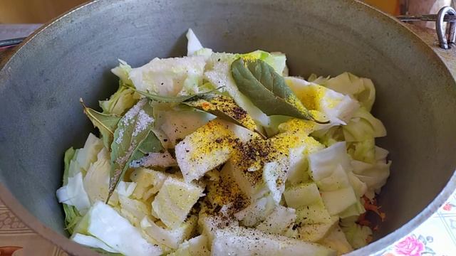 Тушеная капуста с фаршем в казане экономно и вкусно
