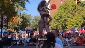 Трансвестит учит маленького ребенка выступать на сцене и собирать чаевые на прайде в США