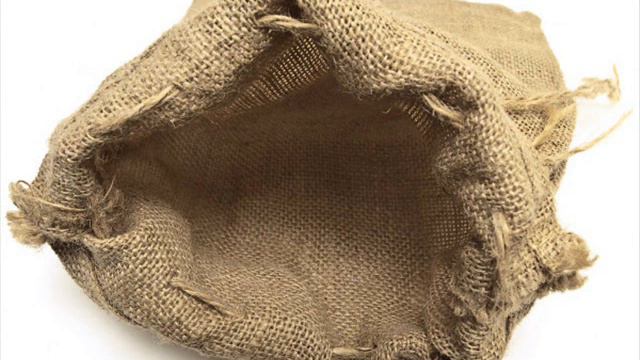 ОН СНЯЛ С СЕБЯ ФАМИЛЬНЫЕ ДРАГОЦЕННОСТИ И ШВЫРНУЛ К НОГАМ НИЩЕГО... смотреть онлайн