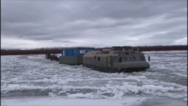 Вездеход через реку. Мощь сила.