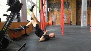 Ягодичный мостик на одной ноге с ногами на лавке