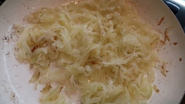Салат с копченой куриной грудкой, луком и грецкими орехами. Простой рецепт очень вкусного салата!