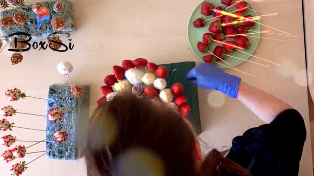 Как собрать клубничный букет