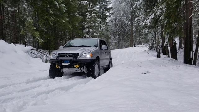 Mercedes ML430 Off Road Snow Wheeling Hill Climb смотреть онлайн