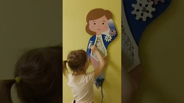 Видеообзор на настенный бизиборд "Фигуристка" смотреть онлайн