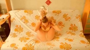 Гибкая девушка гнеться как резиновая видео