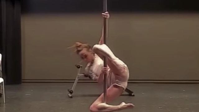Екатерина Варнава на шесте