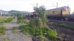 Неожиданный рабочий. Тепловозы 2ТЭ10У-0325 и ТЭМ2-2402 с рабочим поездом и толкачём ТЭМ2-2912