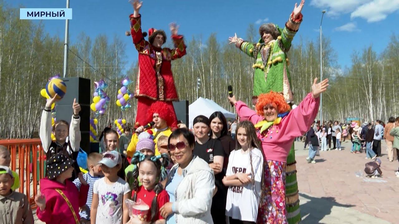 Фестиваль красок в Мирном собрал более двухсот детей в городском парке смотреть онлайн