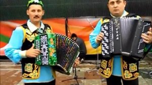 Татарские гармонисты играют русскую плясовую.