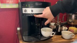 Zubereitung von Heisswasser De'Longhi Magnifica ESAM 3000.B Kaffeevollautomat Bedienung Anleitung