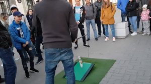 Бутылка и удочка ,не понимают как поднять