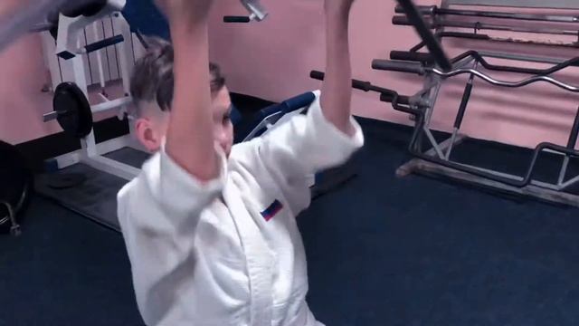 В тренажёрном зале @hahanYR Занятия спортом. Качалка, юные качки