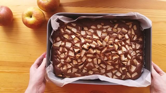 CZEKOLADOWE CIASTO Z JABŁKAMI I BUDYNIEM na oleju (duża blacha) | Wilgotne ciasto bez miksera