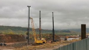 Кран ДЭК-251 со сваебойным оборудованием в Альметьевске.