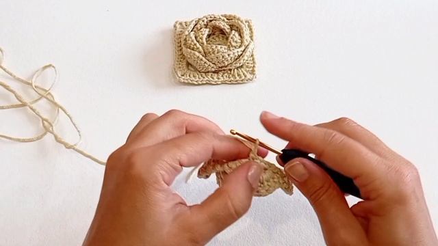 Квадратный мотив с цветком. A square motif with a flower.