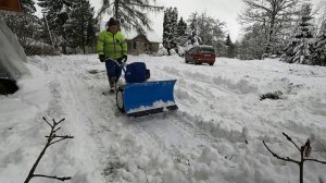 Уборка снега снеговой лопатой и мотоблоком НЕВА МБ2.