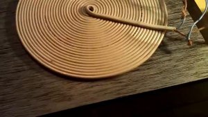 очередной эксперемент с индукционной плитой сём энергии через плоскую катушку .