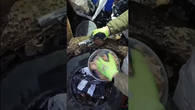 ⚡️Эксклюзивное видео досмотра росгвардейцами тайника с оружием в Балтийске (Калининградская область)