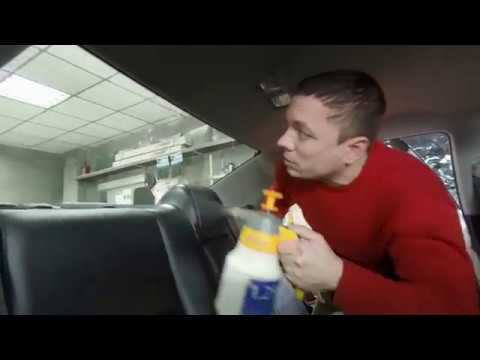 Как  замыть заднее стекло чтоб затонировать без пыли?
