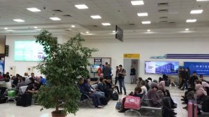В зале ожидания международного аэропорта города Ташкента