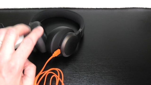 How to charge the battery of JBL headphones LIVE 650 BTNC смотреть онлайн