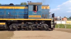 Внимательнее! тепловоз ТЭМ2 2042 с крытым вагоном