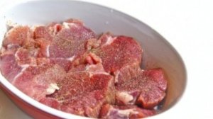 Мясо в духовке с помидорами