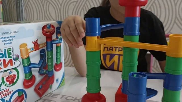 ВЕСЁЛЫЕ ГОРКИ. Конструктор BAUER - Открываем, собираем, играем.mp4 смотреть онлайн