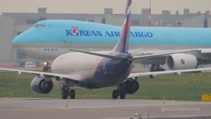 Траффик в аэропорту Шереметьево. Грузовой Боинг 747 авиакомпании Korean Air Cargo перед взлетом, Бои