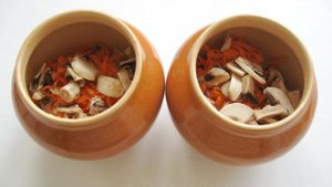 Капуста с курицей в горшочке