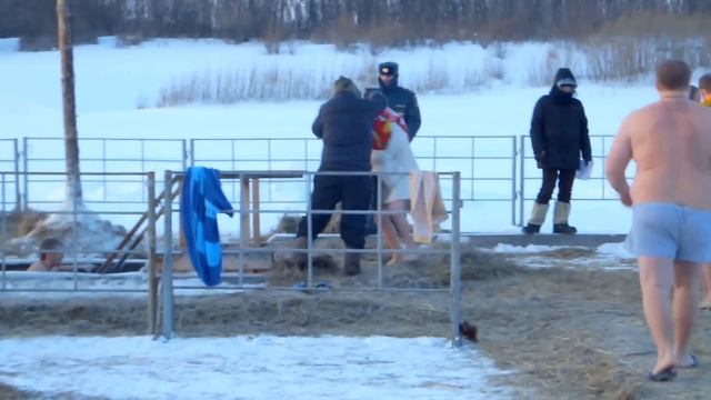 Крещенское погружение Дениса смотреть онлайн