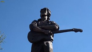 Памятник Виктору Цою в Петербурге.