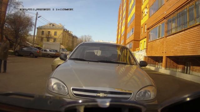 Сколько нужно мужчин(человек), чтобы открыть пластиковую бутылку с чаем "липтон"? смотреть онлайн