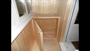 Пример шкафов на балконе из вагонки слайдшоу