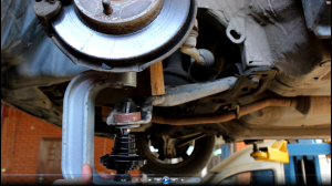 Замена передней левой шаровой опоры на Toyota Vitz Тойота Витц SCP10 2000 года