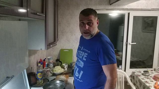 Остался один. Готовлю обед