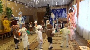 "Танец с фонариками" исполняют дети младшей группы №8