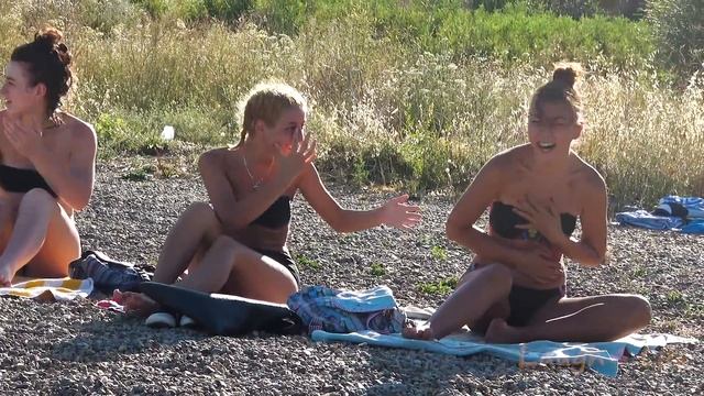 Парень в стрингах на пляже ,реакции девушек! смотреть онлайн