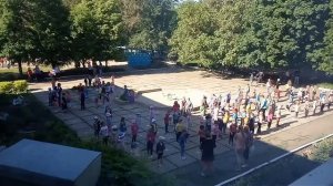 Утренняя зарядка для детей на улице