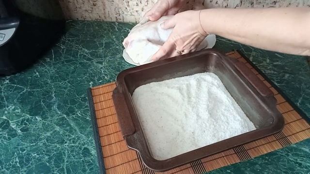Очень вкусная и румяная курица с хрустящей корочкой, запеченная на соли в духовке. Простой рецепт!