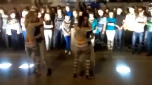 Гипнотический танец попой