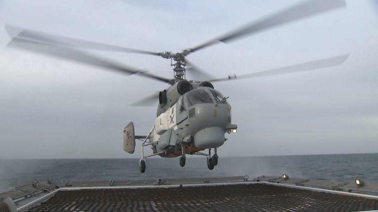 Кадры совместных учений палубных вертолетов Ка-27 и фрегата «Адмирал Макаров»
